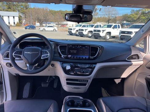 Used 2024 Chrysler Pacifica Select image 8