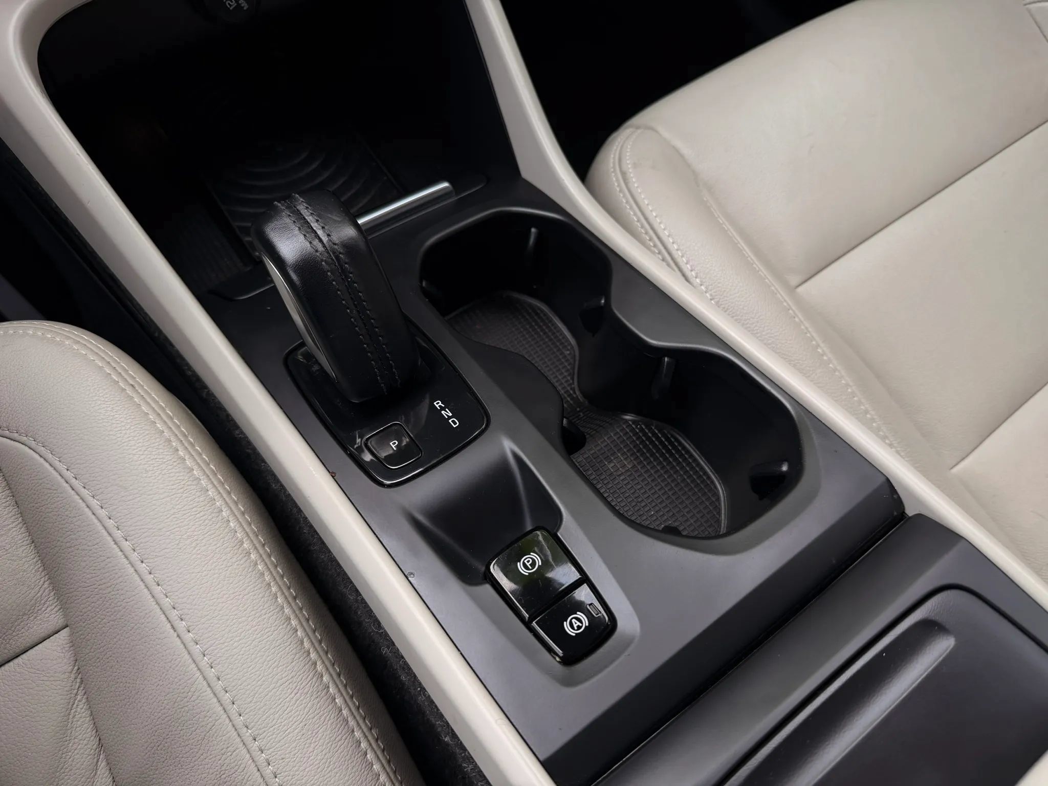 Used 2019 Volvo XC40 T4 Momentum FWD image 18