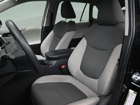 Used 2025 Toyota RAV4 XLE image 32