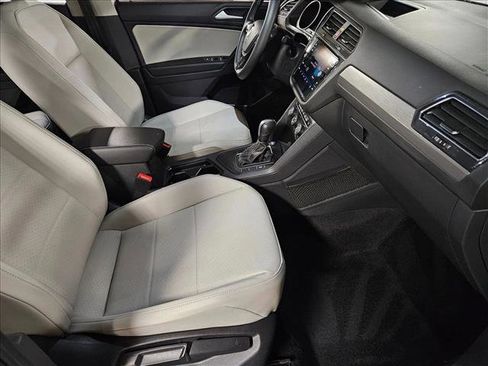 Used 2021 Volkswagen Tiguan SE w/ Panoramic Sunroof Package FWD image 21