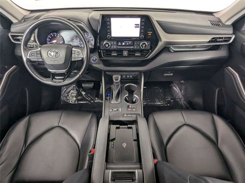 Used 2021 Toyota Highlander XLE FWD image 39