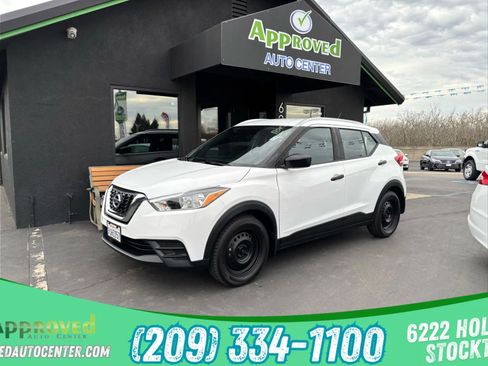 Used 2019 Nissan Kicks S image 1