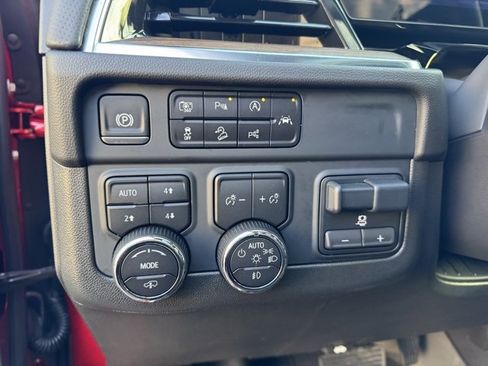 Used 2025 Chevrolet Suburban High Country image 21