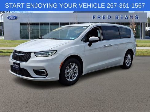 Used 2023 Chrysler Pacifica Touring-L FWD image 4
