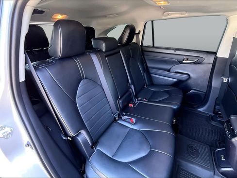 Used 2022 Toyota Highlander XLE AWD/4WD image 10