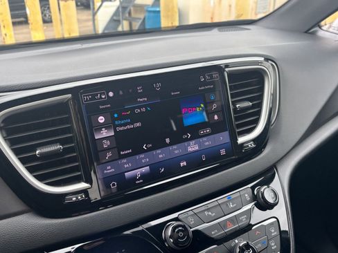 Used 2025 Chrysler Pacifica Select image 20