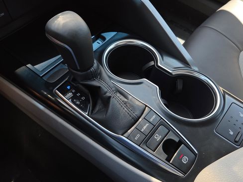 Used 2018 Toyota Camry XLE FWD image 30