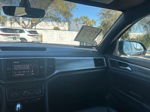 Used 2020 Volkswagen Atlas Cross Sport SE w/ Towing Package image 15