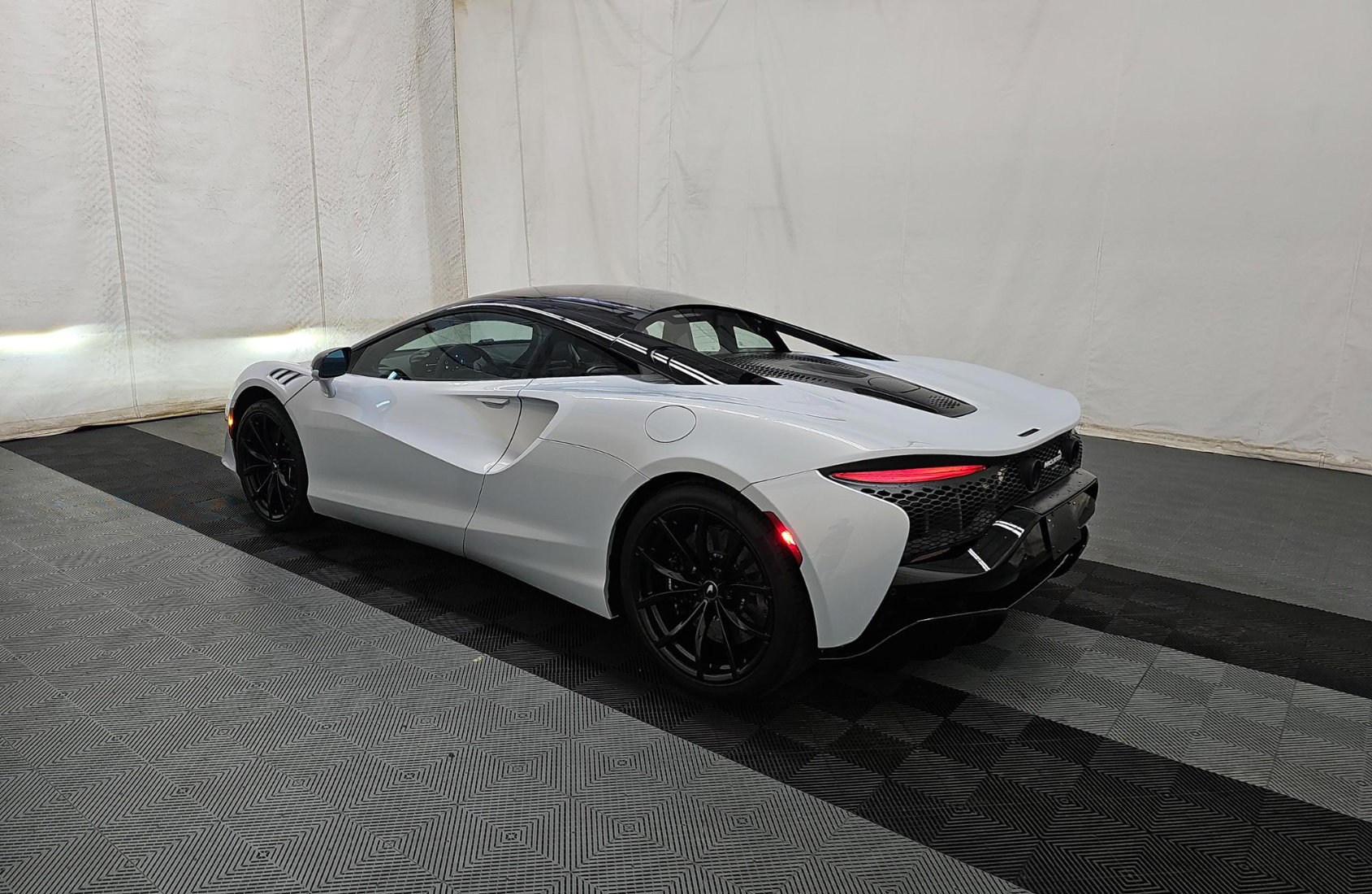 Used 2023 McLaren Artura RWD image 3