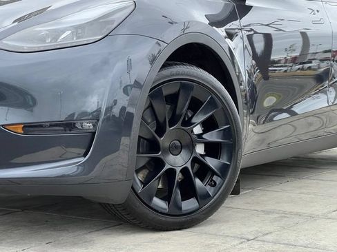 Used 2024 Tesla Model Y Long Range AWD/4WD image 2