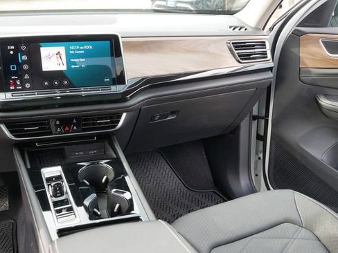 Certified 2025 Volkswagen Atlas SE w/ Panoramic Sunroof Package AWD/4WD image 24