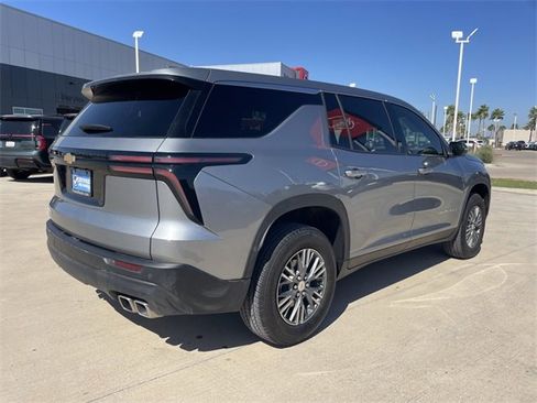 Used 2024 Chevrolet Traverse LS image 3