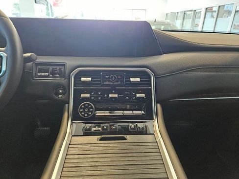 Certified 2025 Nissan Armada Platinum Reserve AWD/4WD image 19