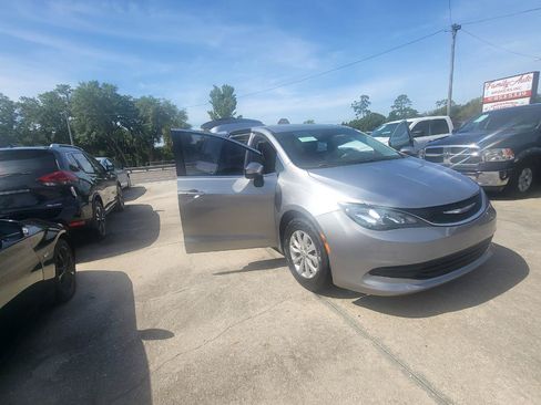 Used 2017 Chrysler Pacifica Touring w/ Tire & Wheel Group FWD image 99