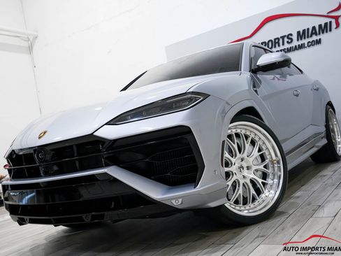 Used 2025 Lamborghini Urus SE image 2