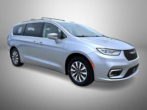 Used 2021 Chrysler Pacifica Touring-L FWD image 3