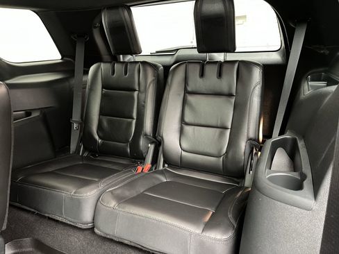 Used 2018 Ford Explorer XLT w/ Equipment Group 202A AWD/4WD image 15