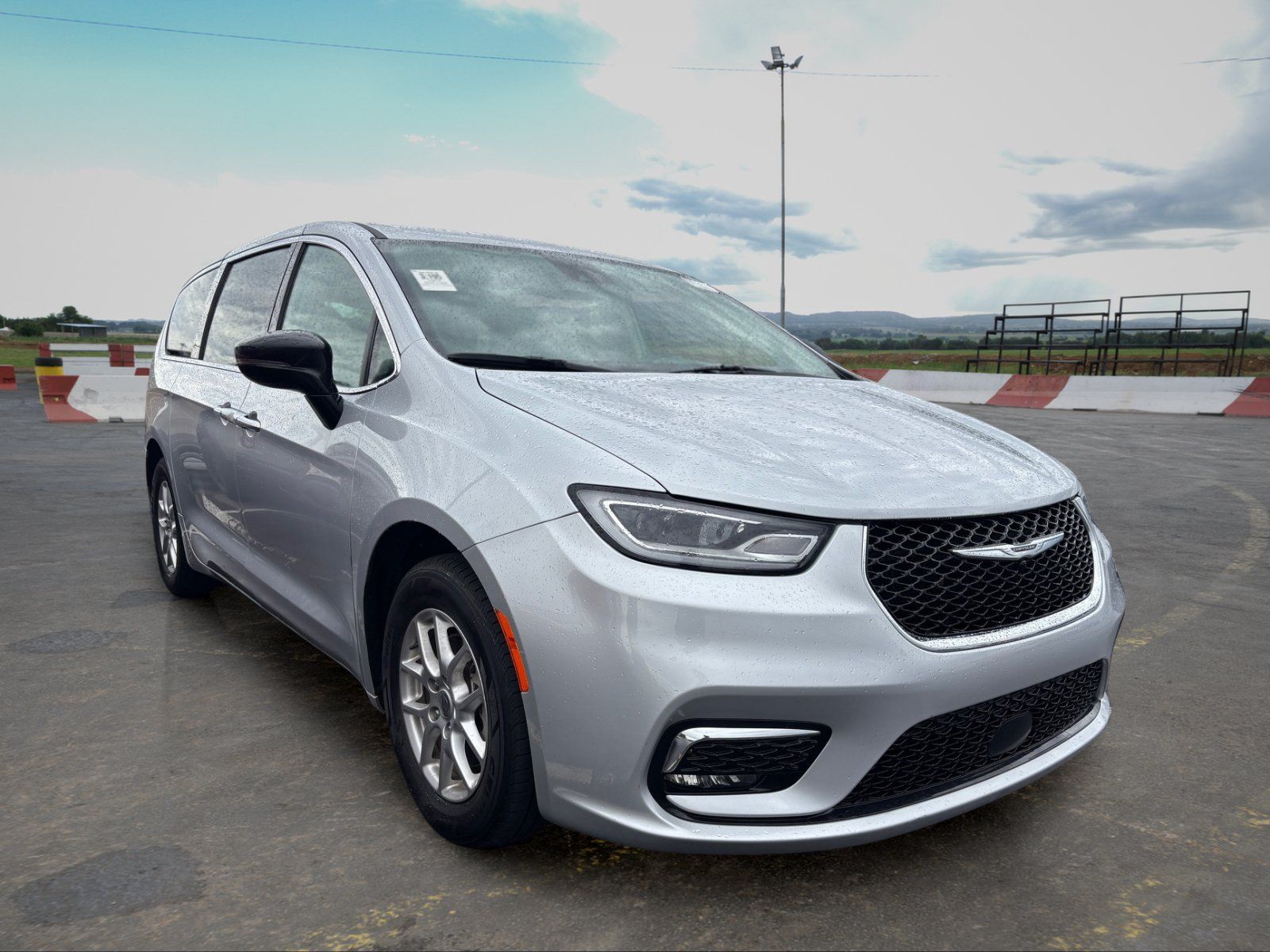 Used 2024 Chrysler Pacifica Touring-L FWD image 2
