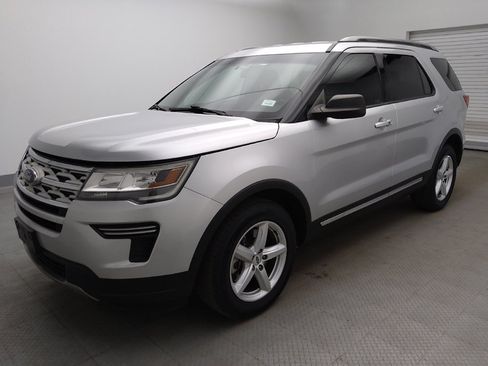 Used 2018 Ford Explorer XLT FWD image 2