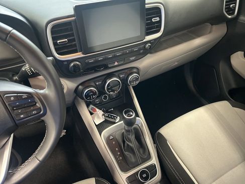 Used 2025 Hyundai Venue SEL FWD image 4