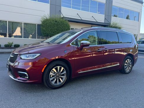Used 2021 Chrysler Pacifica Limited w/ Premium & Safety Sphere Group FWD image 5