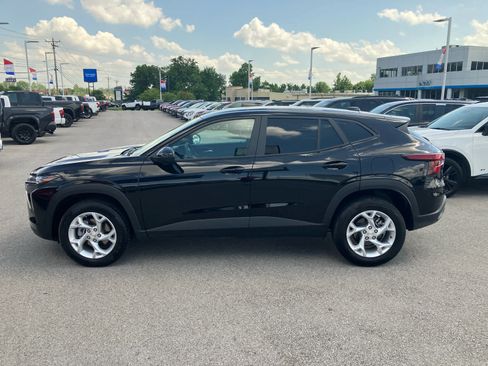 Used 2026 Chevrolet Trax LS w/ LS Convenience Package FWD image 4