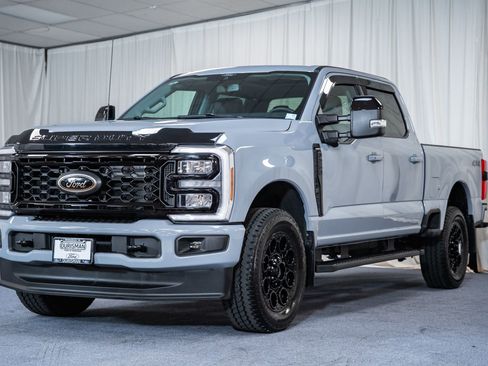 Used 2025 Ford F250 Lariat w/ Black Appearance Package image 3