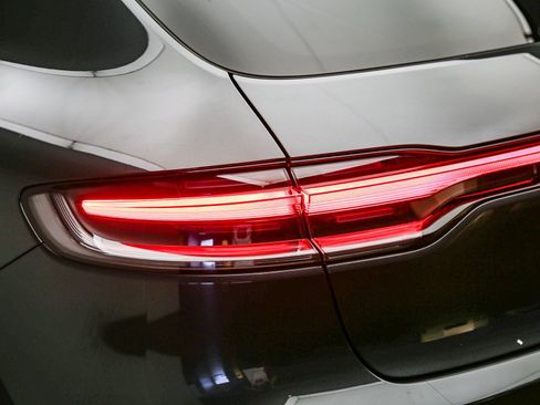 Certified 2025 Porsche Macan AWD/4WD image 15