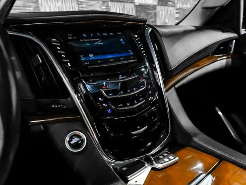 Used 2017 Cadillac Escalade ESV Luxury RWD image 33