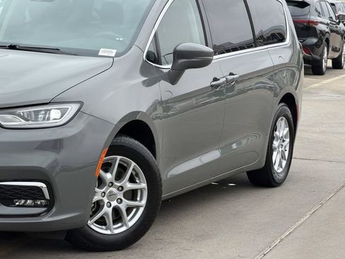 Used 2022 Chrysler Pacifica Touring-L FWD image 3