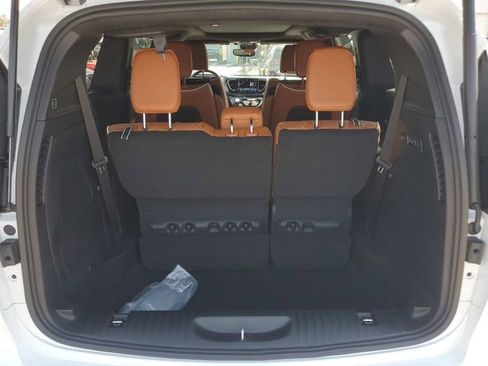 New 2026 Chrysler Pacifica Pinnacle image 8