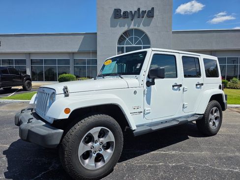 Used 2018 Jeep Wrangler Unlimited Sahara w/ Connectivity Group AWD/4WD image 1