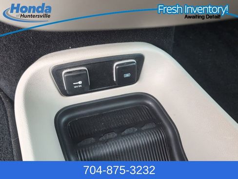 Used 2017 Chrysler Pacifica Touring-L w/ Tire & Wheel Group image 25