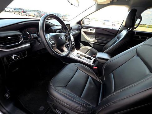 Used 2023 Ford Explorer XLT w/ Equipment Group 202A RWD image 10