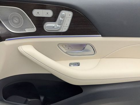 Used 2025 Mercedes-Benz GLS 450 4MATIC w/ AMG Line Exterior image 48