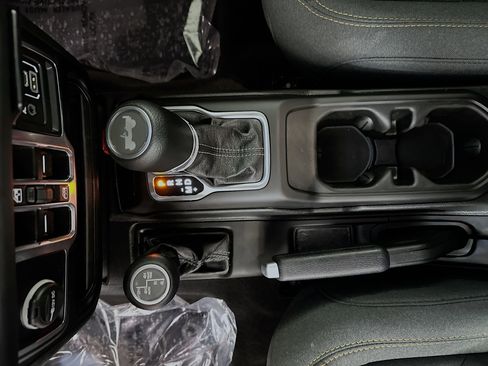 Used 2025 Jeep Wrangler Sahara image 21