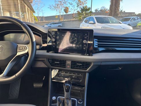 Used 2025 Volkswagen Jetta SE image 18