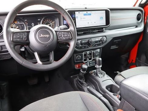 Used 2024 Jeep Wrangler Unlimited Rubicon AWD/4WD image 4