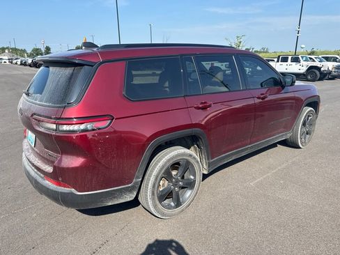 Used 2023 Jeep Grand Cherokee L Limited w/ Black Appearance Package AWD/4WD image 3