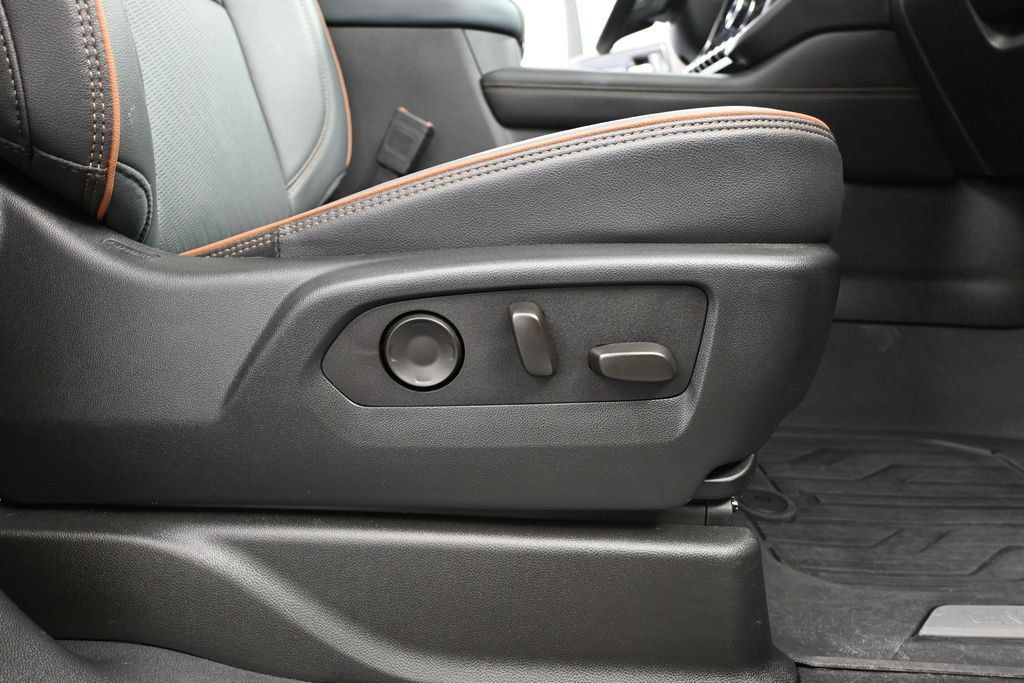 Used 2025 GMC Yukon AT4 AWD/4WD image 49