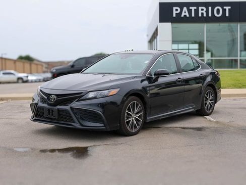 Used 2023 Toyota Camry SE image 2