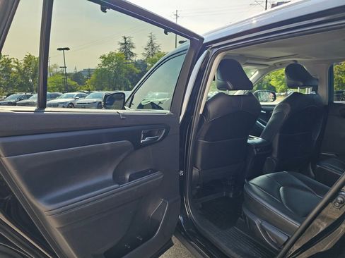 Used 2021 Toyota Highlander XLE image 19