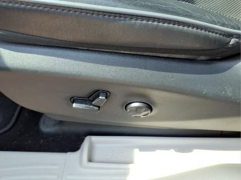 Used 2019 Chrysler Pacifica Limited FWD image 16