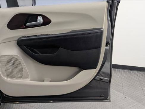 Used 2018 Chrysler Pacifica Limited w/ Advanced Safetytec Group image 21