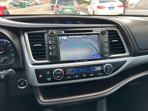 Used 2019 Toyota Highlander XLE image 24