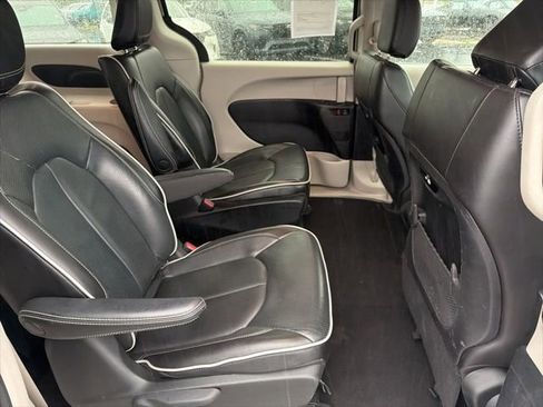 Used 2023 Chrysler Pacifica Touring-L FWD image 31