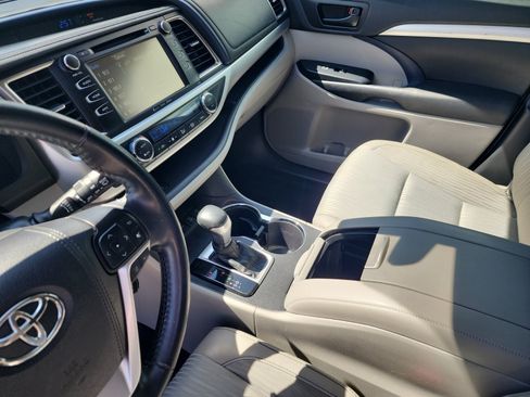 Used 2019 Toyota Highlander Plus AWD/4WD image 15