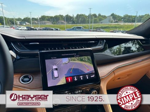 Used 2025 Jeep Grand Cherokee Summit AWD/4WD image 12