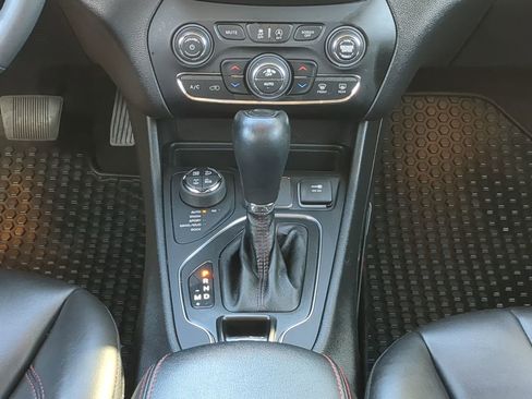 Used 2022 Jeep Cherokee Trailhawk image 18