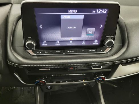 Used 2025 Nissan Rogue SV image 7